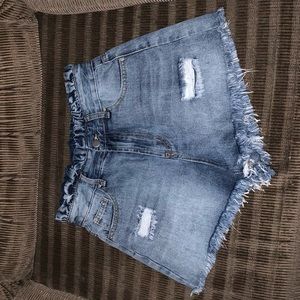 High rise ruffle jean shorts 😍